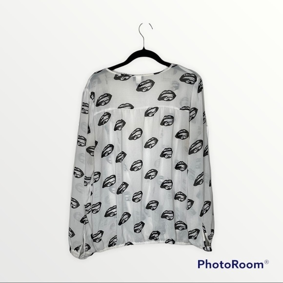 TORRID Lips Printed Surplice Top, Size 0/Large - Picture 6 of 7